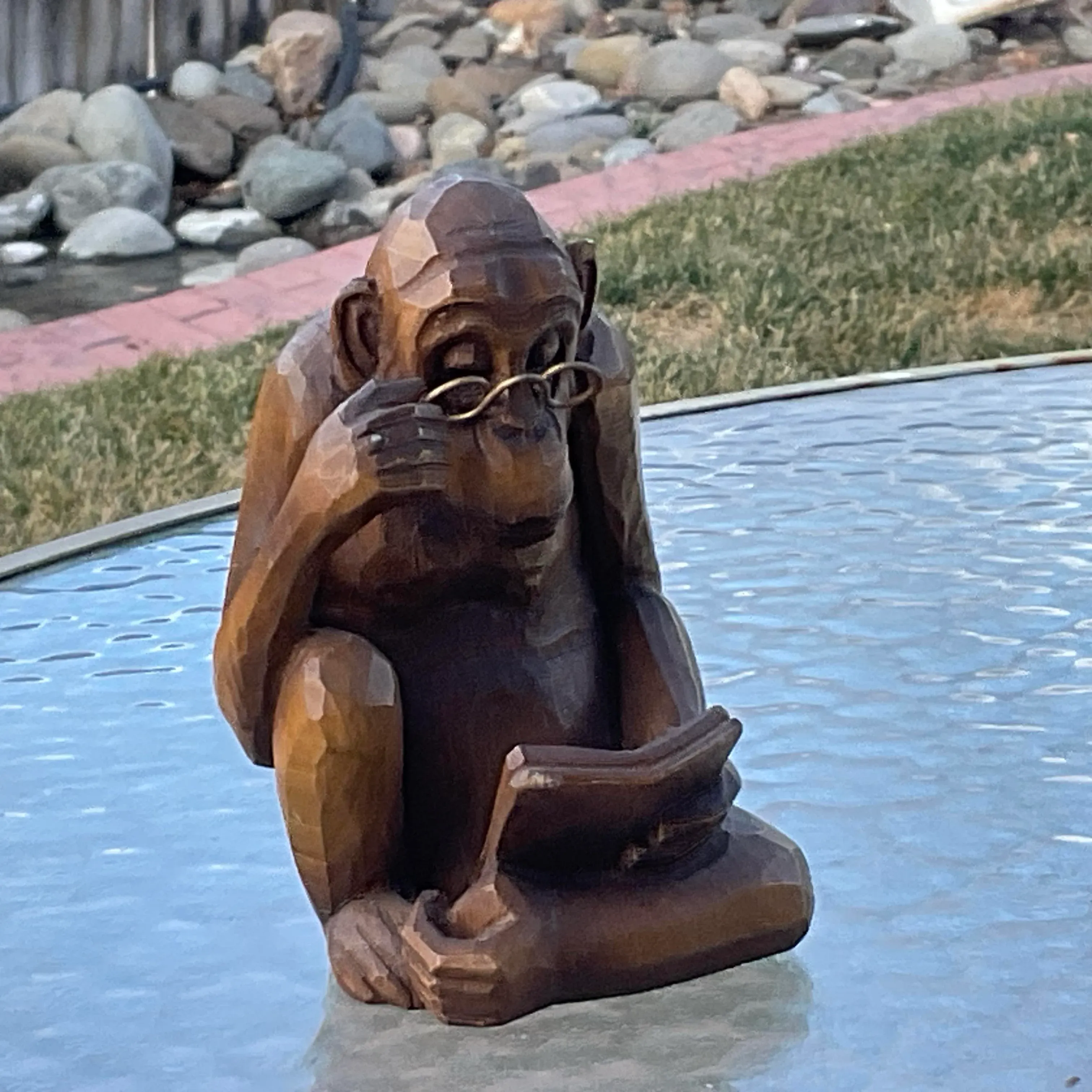 Prime 8 MonkeyFingeR Design (7075) Bグレード Mid 20th Century Hand Carved Monkey Wearing Spectacles and Reading