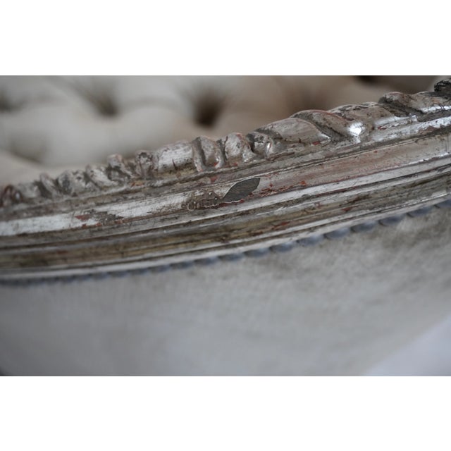 A Pair of 1930s French Carved Silver Gilt Velvet Tufted Settees From Mla For Sale - Image 14 of 18