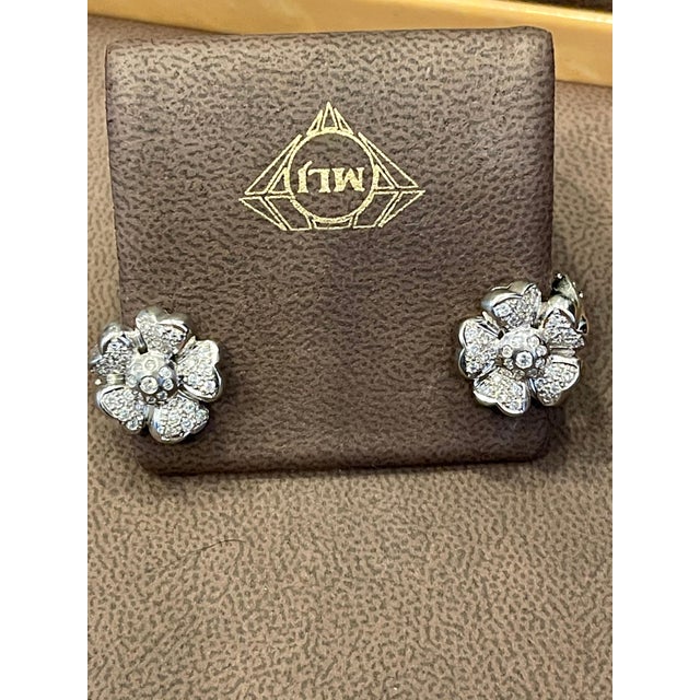 Silver 1.8 Carat Diamond Flower/Cluster Stud Earring 18 Karat White Gold, A Pair For Sale - Image 8 of 18