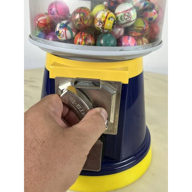 Automatic distributor with money, it works with 1 euro. Vintage. intact and functional, small signs of the time. Found in...