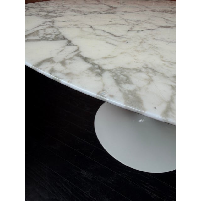 Knoll 54" Saarinen Arabascato Marble Tulip Dining Table for Knoll For Sale - Image 4 of 14
