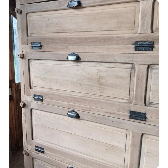 Parisian baker's cabinet made of solid wood, in very good condition with casters for mobility. It has 8 shelves. The...