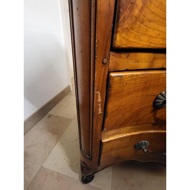 Louis XV Style Crossbow-Shaped Commode in Walnut, France For Sale - Image 17 of 18