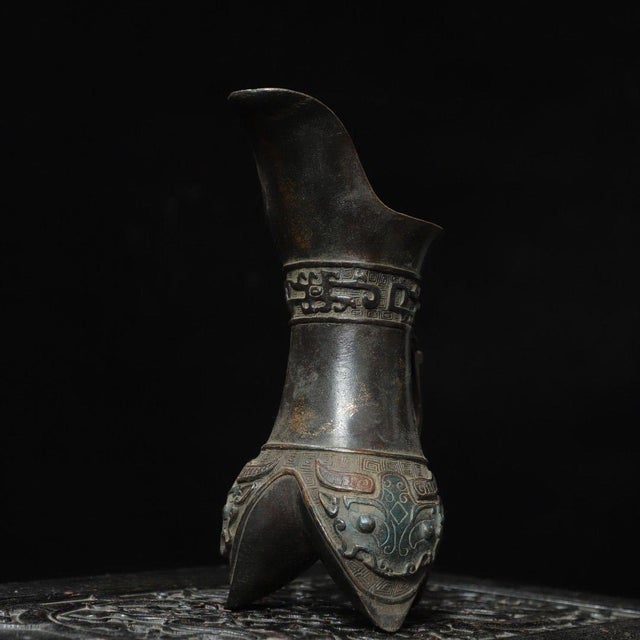 Chinoiserie 1960s Chinoiserie Bronze Gilded Palace Wine Cup, Archaic Ritual Tripod Wine Vessel, Decorative Bronze Jue Style Pitcher For Sale - Image 3 of 9