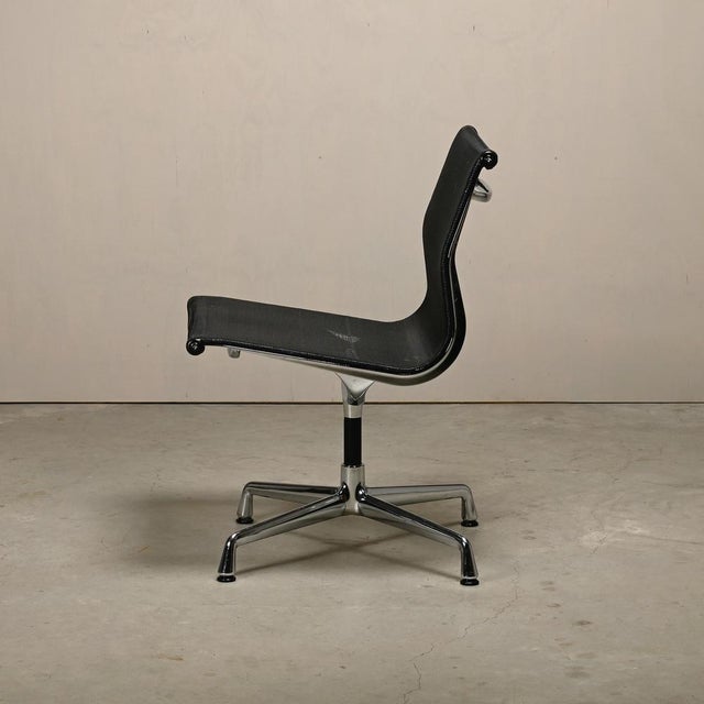 Mid-Century Modern Eames Aluminum Group EA106 Dining Chairs in Black Netweave Mesh by Charles and Ray Eames for Vitra, 2010 For Sale - Image 3 of 18
