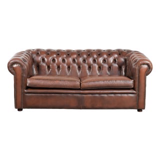 Vintage English Chesterfield 2.5-seater Sofa in Brown Cowhide For Sale