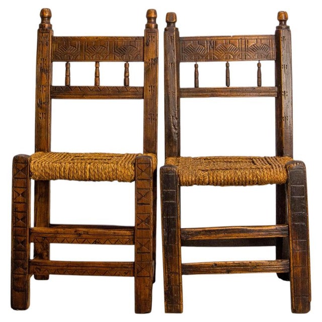 Pair of Spanish chairs in carved pine and woven straw, 19th century A beautiful pair of rustic Spanish chairs dating from...
