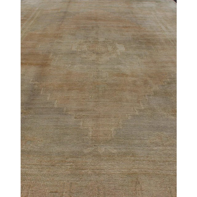 Textile Mid 20th Century Faded Vintage Turkish Oushak Rug With Medallion Design in Taupe Tan Gray For Sale - Image 7 of 13