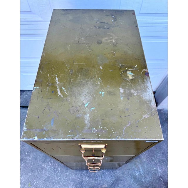 Early 20th Century Yawman & Erbe Industrial 5 Drawer Steel Filing Cabinet in Olive Green For Sale - Image 10 of 15