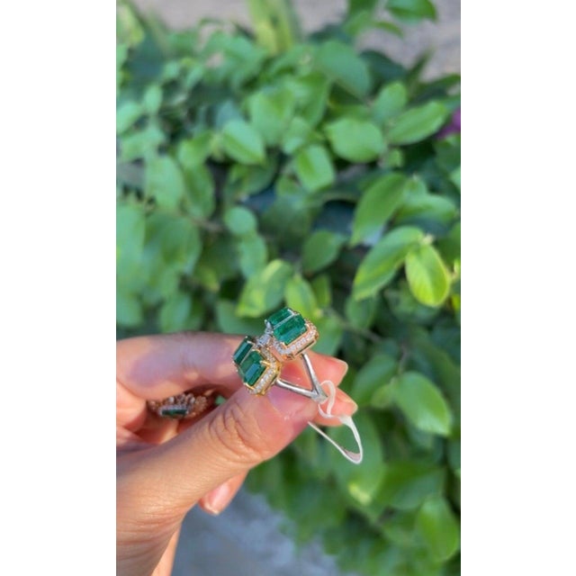 Modern Set in 18k Gold, 6.70 Carats, Natural Zambian Emerald & Diamonds Cluster Ring, Size 6 For Sale - Image 3 of 11