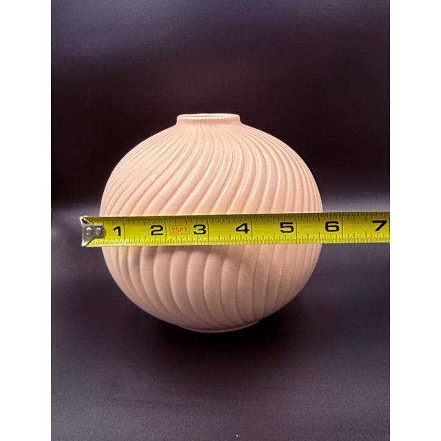 Fitz and Floyd Vintage 1981 Fitz and Floyd Matte Pink Ceramic Swirl Ball Vase - Japan For Sale - Image 4 of 5