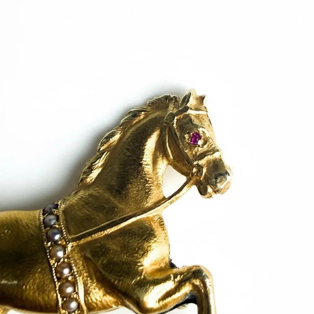 1960s Elegant 18k Yellow Gold Horse Brooch With Seed Pearls & Ruby Accent Mid Century For Sale - Image 5 of 13