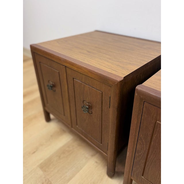 Brown Pair of Vintage MCM Transitional Mersman Clover Walnut End Tables W/ Cabinet For Sale - Image 8 of 13