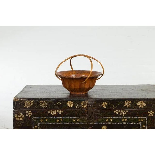 1900s Chinese Late Qing Dynasty Varnished Bamboo Basket with Large Handles For Sale In New York - Image 6 of 12