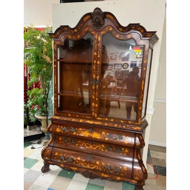 1990s Alfonso Marina Dutch Style Marquetry Display Cabinet For Sale In West Palm - Image 6 of 9