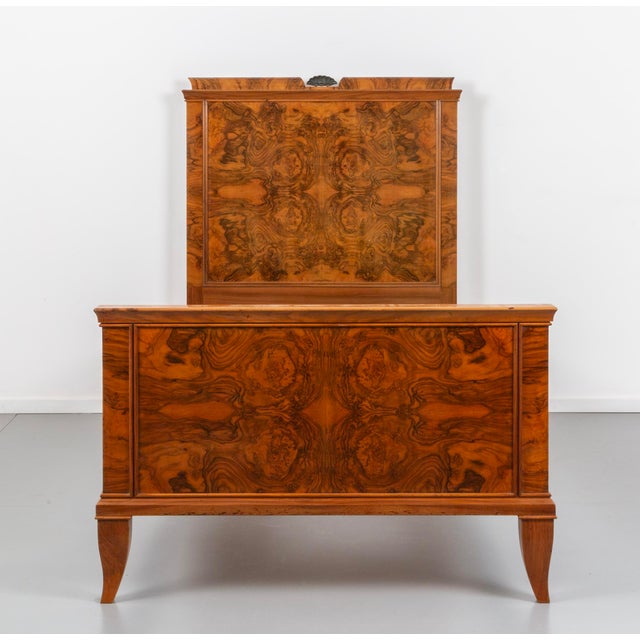 Walnut wood, walnut burl, headboard surmounted by a bronze shell; accompanied by an expert report from Gio Ponti Archives,...
