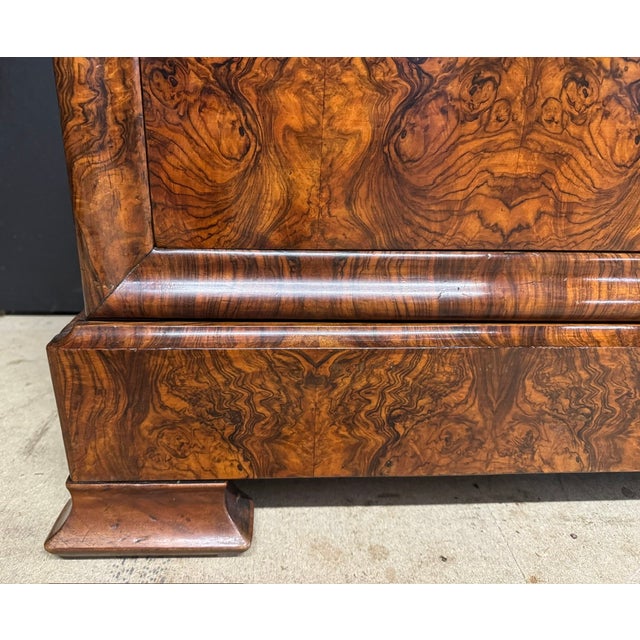Antique Louis Philippe Commode in Burr Walnut, 1850 For Sale - Image 10 of 18