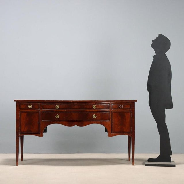 Mahogany and mahogany crotchet chest of drawers with amaranth trim. Curved front with two central drawers, one above the...
