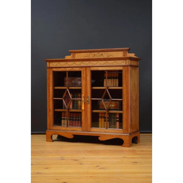 Sn5499 Fine quality and very attractive late Victorian / Edwardian satinwood bookcase or display cabinet, having shaped,...