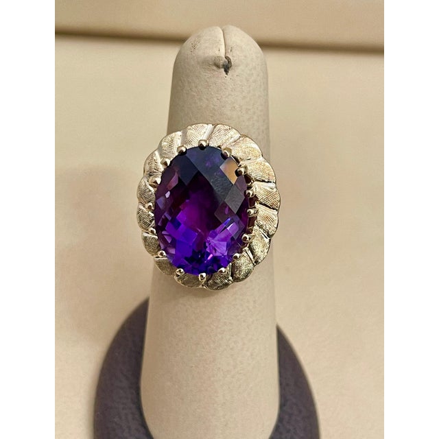 2010s 10 Carat Checker Board Amethyst Cocktail Ring in 14 Karat Yellow Gold For Sale - Image 5 of 18