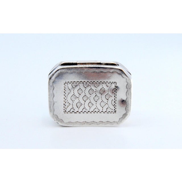 George III Silver and Gold Vinaigrette Box with Engraving and Friezes For Sale - Image 3 of 10