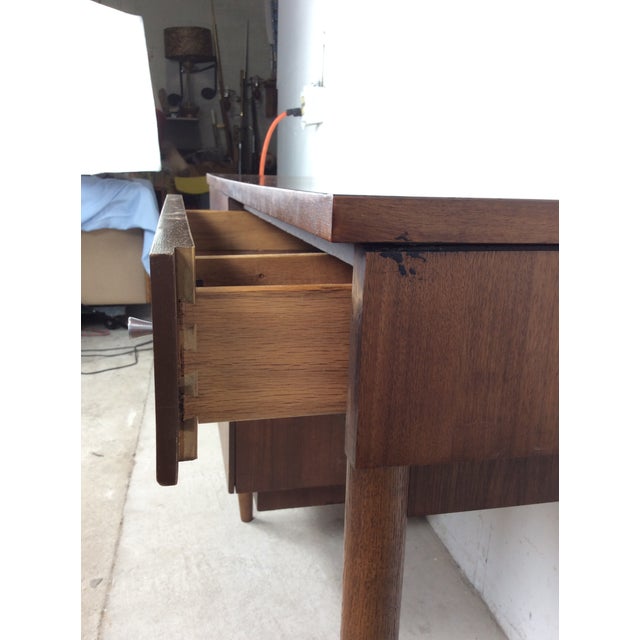 This mid century modern writing desk by Stanley Furniture features hardwood construction, walnut veneer with original...