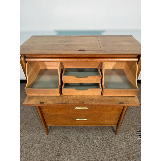 Drexel Projection Gentleman’s Chest For Sale In New York - Image 6 of 12
