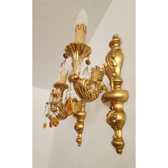 Antique Florentine Wall Lamp in Wood and Hand-Carved Gilded in Gold Leaf with Crystal Pendants, Italy, 1950s For Sale - Image 11 of 18