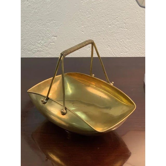 Elegant Italian centerpiece from the 1950s. Finished very well. The handle has a brass string that accentuates the beauty...