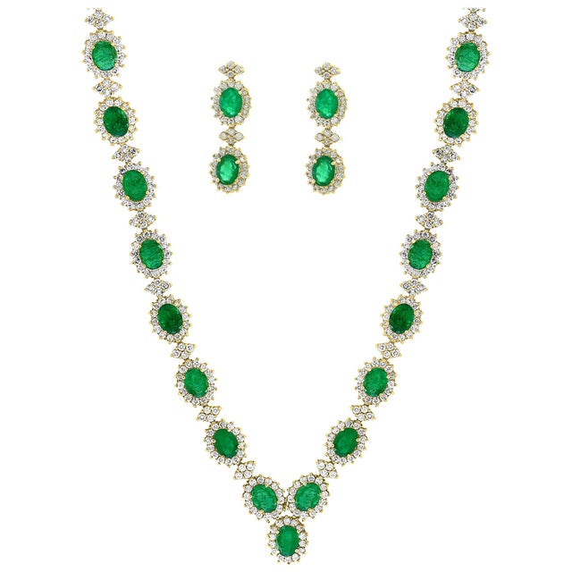 37 Ct Oval Shape Natural Emerald & 22 Carat Diamond Necklace & Earring Suite For Sale - Image 15 of 18