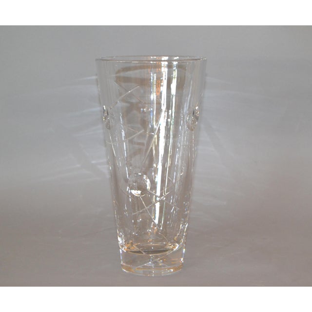 Mid-Century Modern Royal Doulton Cut Crystal Vase With Bubbles and Etching, England For Sale - Image 3 of 12