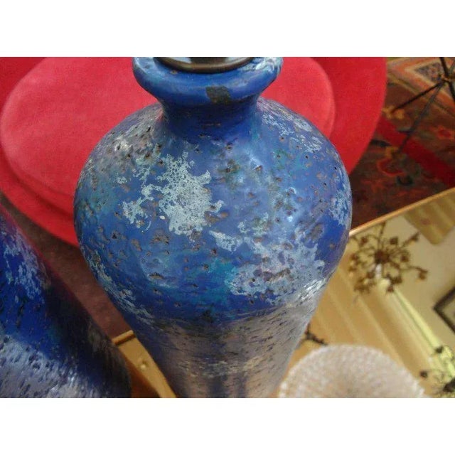 1960s Pair of Italian Aldo Londi for Bitossi Blue and Gold Pottery Lamps For Sale - Image 5 of 9