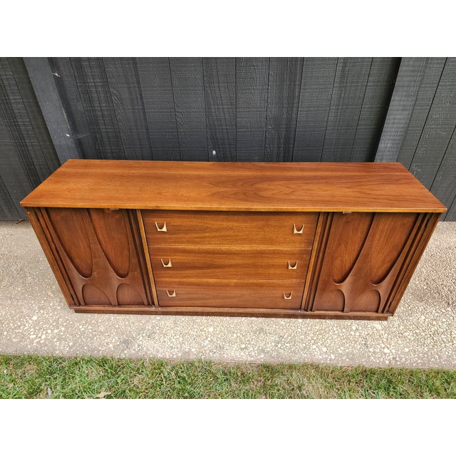 Brown Broyhill Brasilia Mid Century Modern Walnut Triple Dresser Credenza | Sculptural Doors | Vintage 1960s For Sale - Image 8 of 16