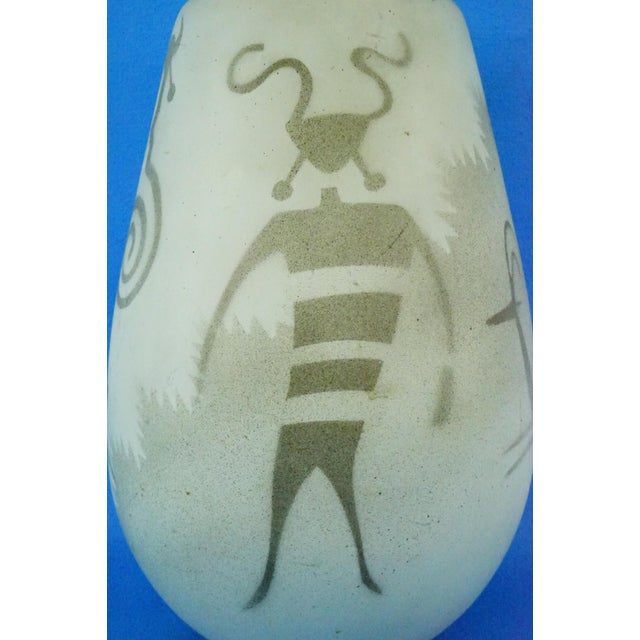 20th Century Modernist Navajo Ceramic Vase with Native American Decoration from Melvin Redhorse, United States, 1970s For Sale - Image 14 of 18