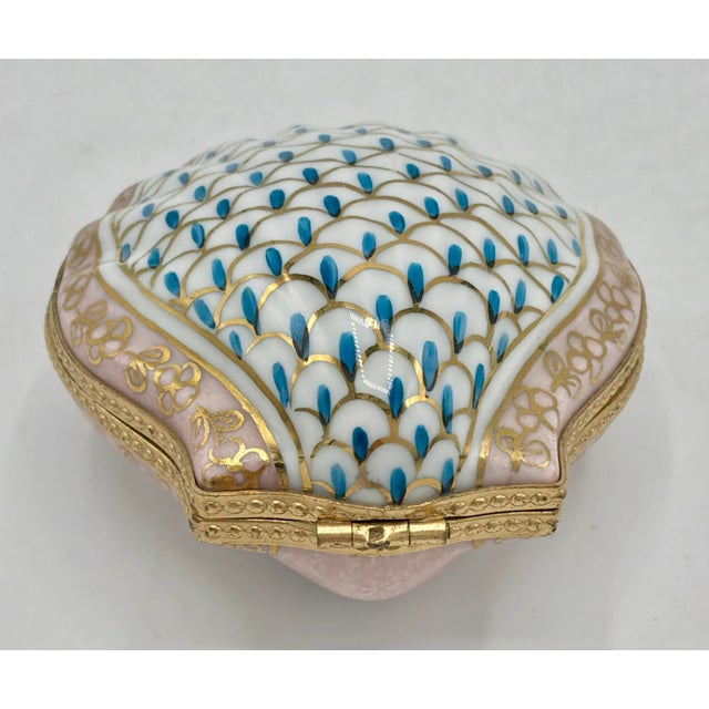 Early 20th Century Antique French Petite Main (Painted by Hand) Clam Shell Pink Golden Gilt Limoges Box For Sale - Image 5 of 10