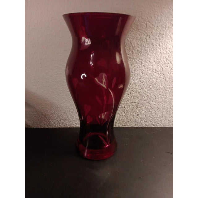 American 1980s Anchor Hocking Cranberry Glass Vase With Clear Hearts For Sale - Image 3 of 6