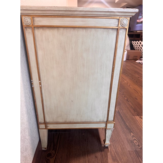 Cream Vintage John Widdicomb Cream & Gold Bedroom Suite W/ Mirror & Nightstands – Original Condition For Sale - Image 8 of 12