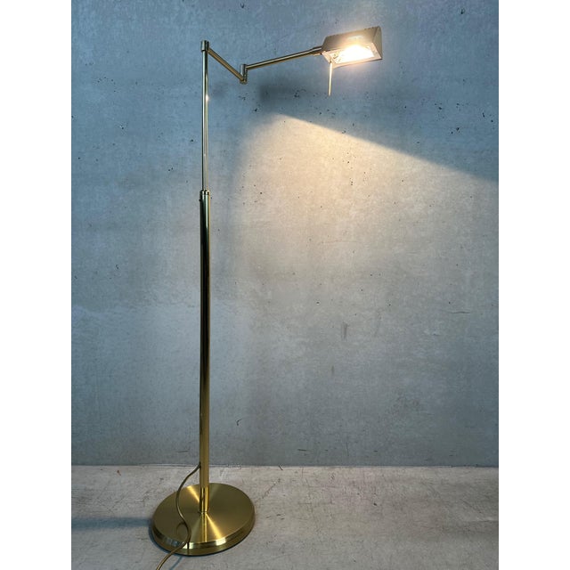 High-quality vintage reading lamp by Deknudt Lighting (Belgium). Slim brass floor lamp. Infinitely adjustable in height...