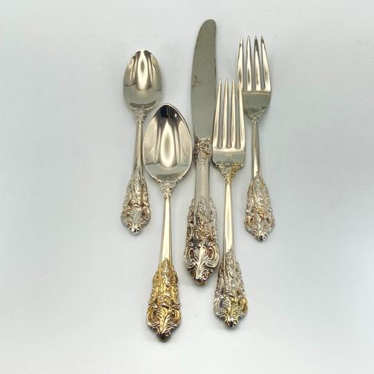 Godinger “Baroque by Godinger” Silverplate 65-Piece Flatware Set: Service for 12 With Serving Pieces and Vintage Storage Chest For Sale - Image 4 of 18