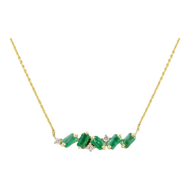 Modern 1.32ct Emerald Bar Pendant Necklace With Diamonds in 14k Yellow Gold For Sale - Image 3 of 15