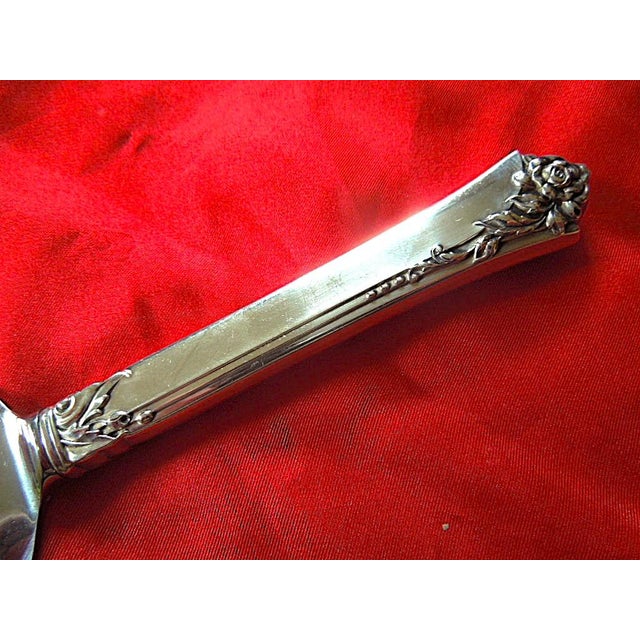 Offered is one stunning a hollow handle, stainless-steel blade pie cake knife server in Oneida Heirloom’s art deco Damask...