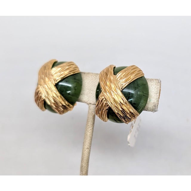 Green Vintage Signed Napier Round Domed Green X Clip Earrings, 1974 For Sale - Image 8 of 10