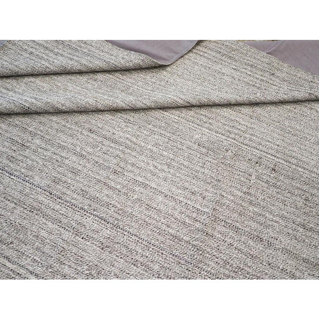 Ivory Galerie Shabab Collection Mid-20th Century Handmade Turkish Flatweave Kilim Room Size Carpet For Sale - Image 8 of 8