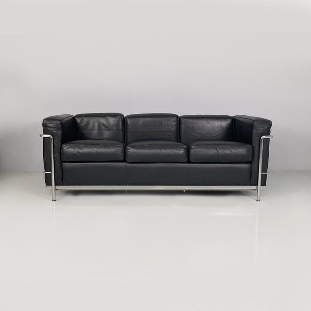Italian modern black leather sofa LC2 by Le Corbusier, Jeanneret and Perriand for Cassina, 1980s LC2 three-seater sofa...