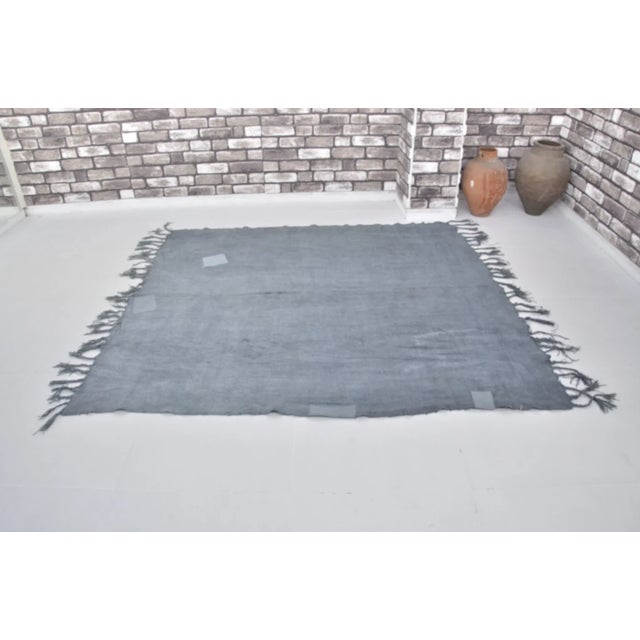 Turkish Vintage Anatolian Flatweave Kilim - Industrial Modernist Charcoal Gray Fringed Rug For Sale - Image 3 of 10