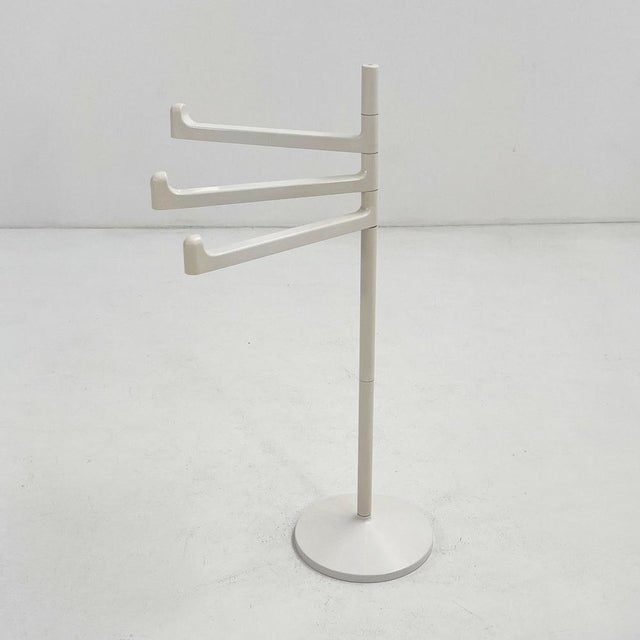 White Standing Towel Rack by Makio Hasuike for Gedy, 1970s, in Good conditions. Designed 1970 to 1979 This piece has an...