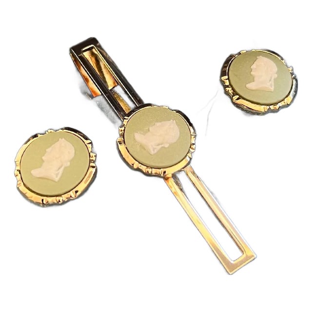 Vintage Royal British “Wedgwood” Jasper ware Gold Pate Cufflinks & Tie Clip Set For Sale