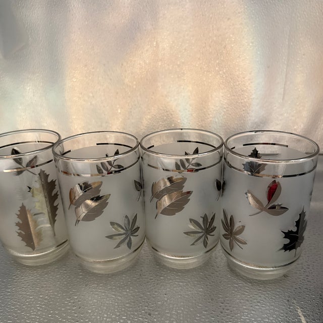 1950s Vintage Mid Century Modern Libbey Frosted Gorgeous Glass Silver Leaf Set of 4 Glass Tumblers For Sale - Image 5 of 11