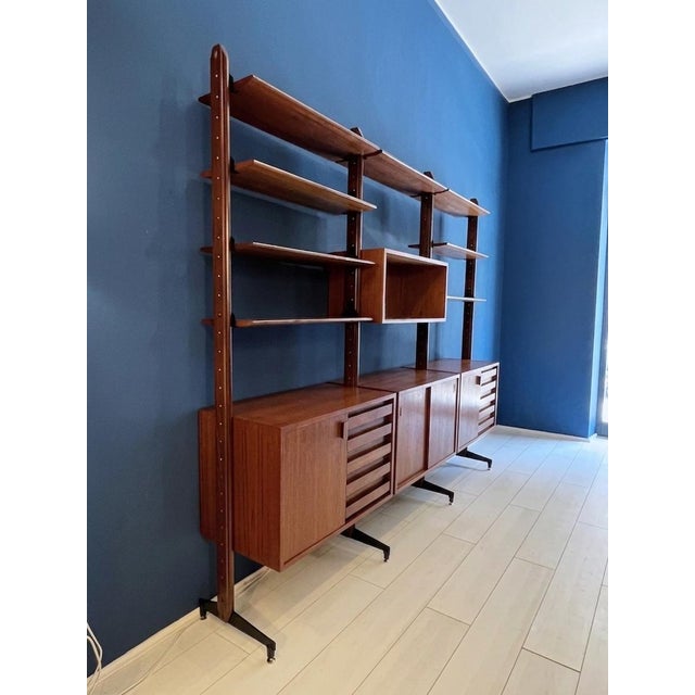 The bookcase offered is modular and roomy thanks to its enclosed compartments. The details of the shelves and drawers...