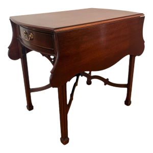 Late 20th Century Kindel Winterthur Mahogany Drop-Leaf Pembroke Table With Drawer